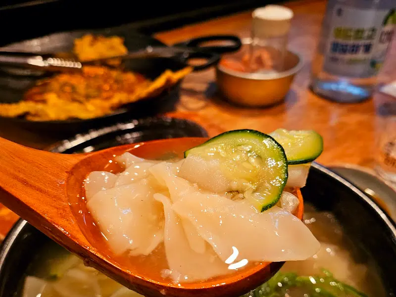 항아리바지락수제비 속 수제비와 바지락