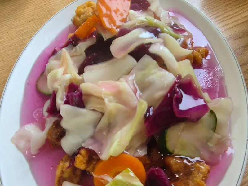 분홍색 소스가 뿌려진 탕수육