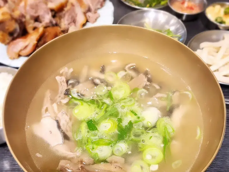 족발과 함께 제공되는 다채로운 곁들임 찬