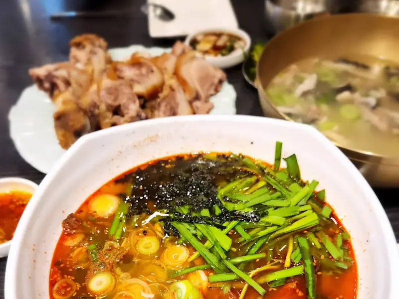 매콤한 양념이 매력적인 비빔 막국수