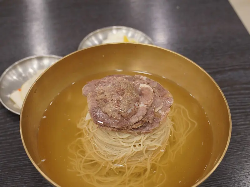 깔끔하게 정돈된 테이블 세팅