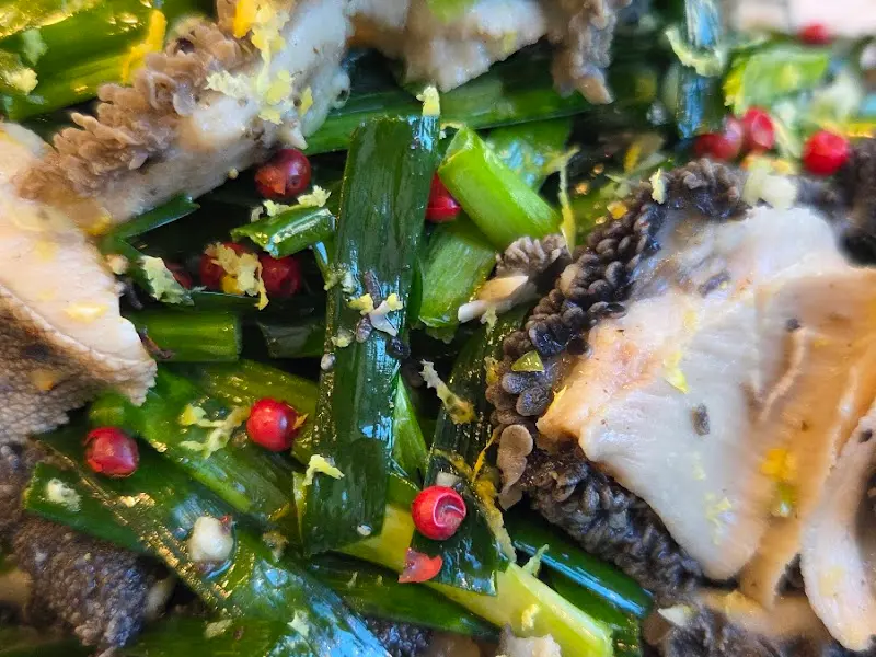 신선한 채소와 양념이 어우러진 양무침