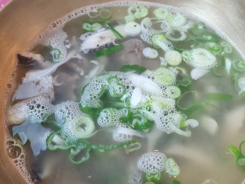 푸짐하게 담겨 나온 양곰탕