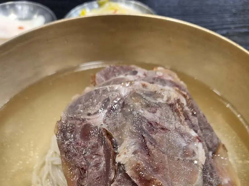 평양냉면에 듬뿍 올려진 사태 고명