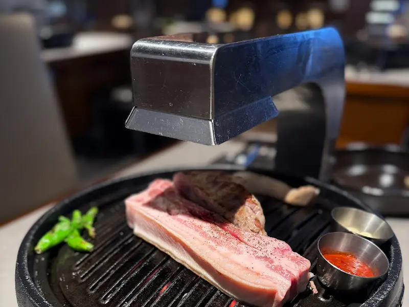 전문가의 손길로 구워지는 뼈오겹살