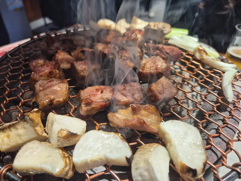 숯불 위에서 맛있게 익어가는 목살