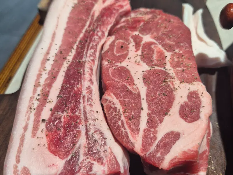 신선한 뼈오겹살과 목살의 자태