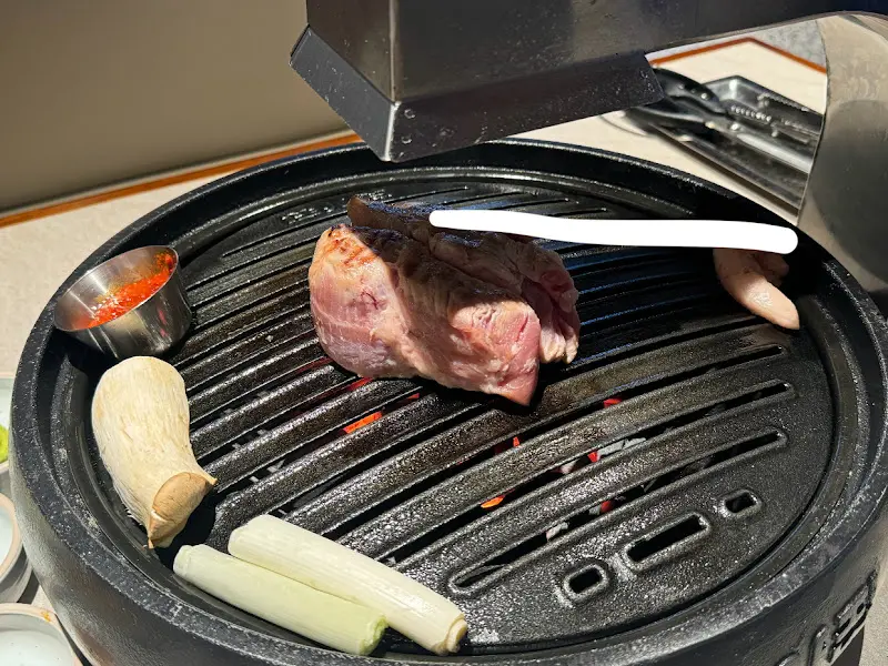 숯불 위에서 익어가는 돼지고기