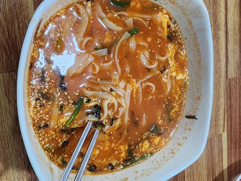 테이블에 놓인 장칼국수