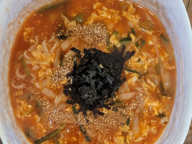 김가루와 깨소금이 뿌려진 장칼국수