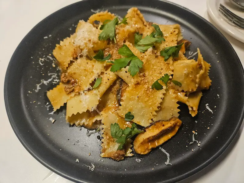 검은 접시에 담겨 나온 라구 파스타