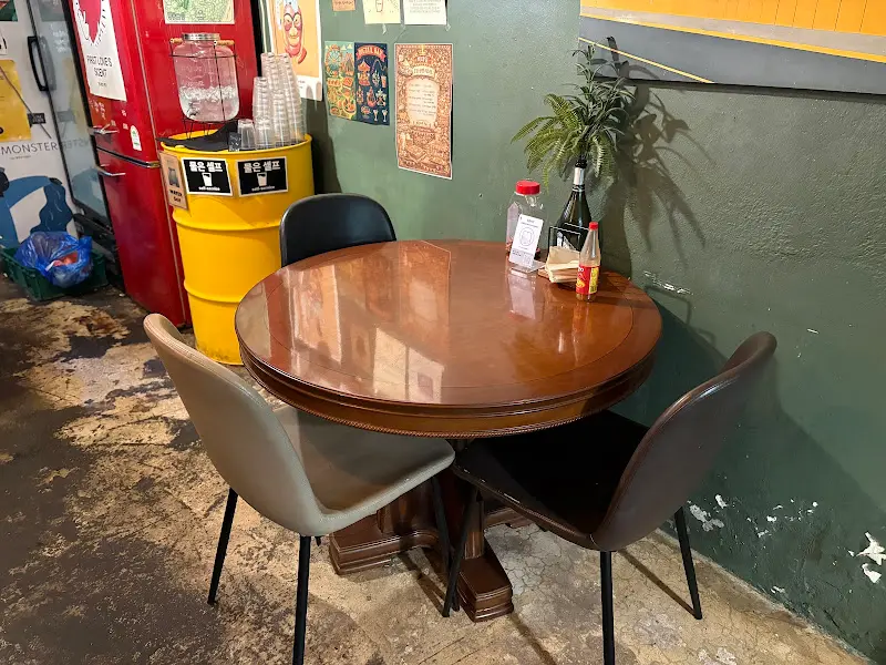 동묘 가라지 내부 테이블