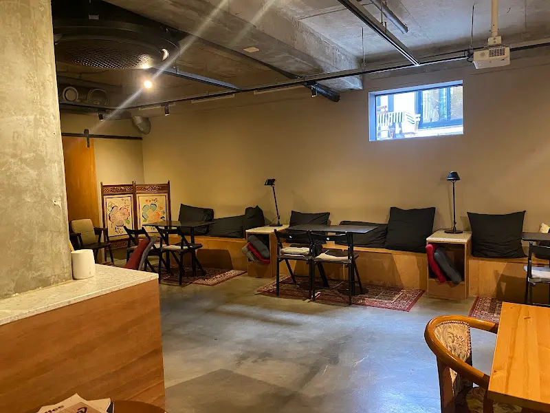 모던한 분위기의 지하 공간