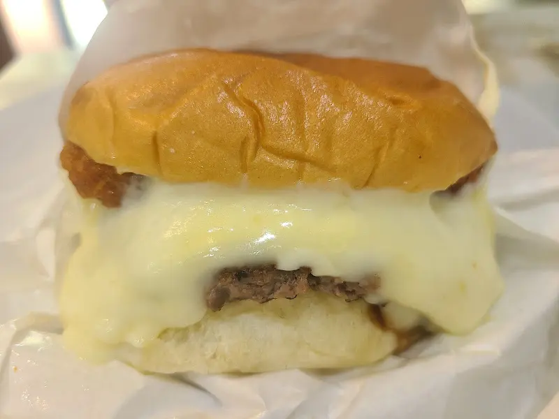 뮌스터 치즈가 듬뿍 들어간 뮌스터디럭스 버거