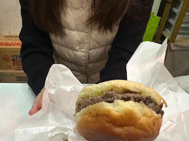 벅투벅의 햄버거를 들고 있는 모습