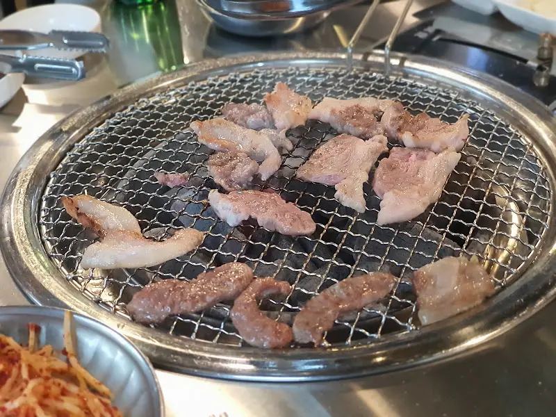 불판 위의 고기