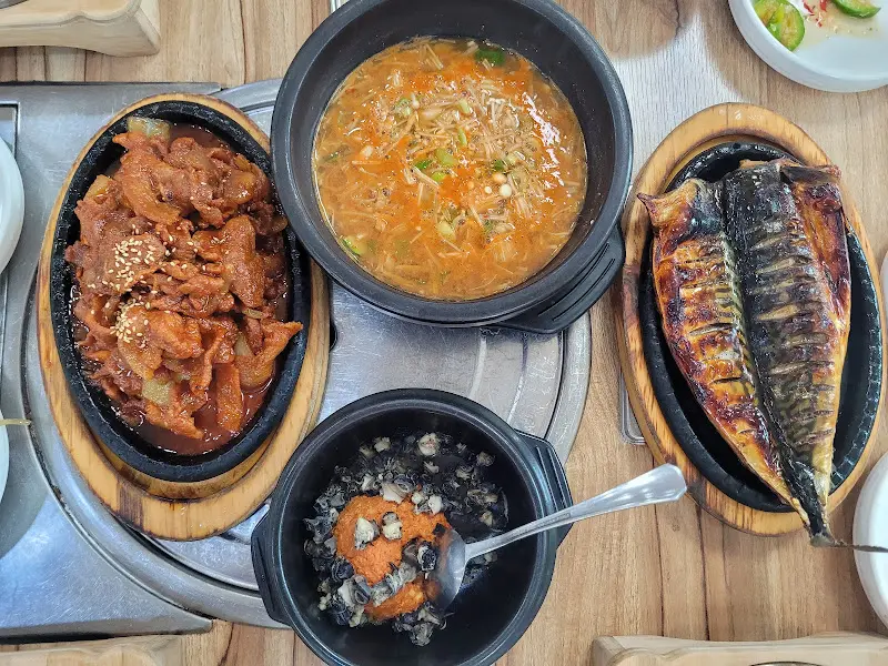 고등어구이와 우렁이무침