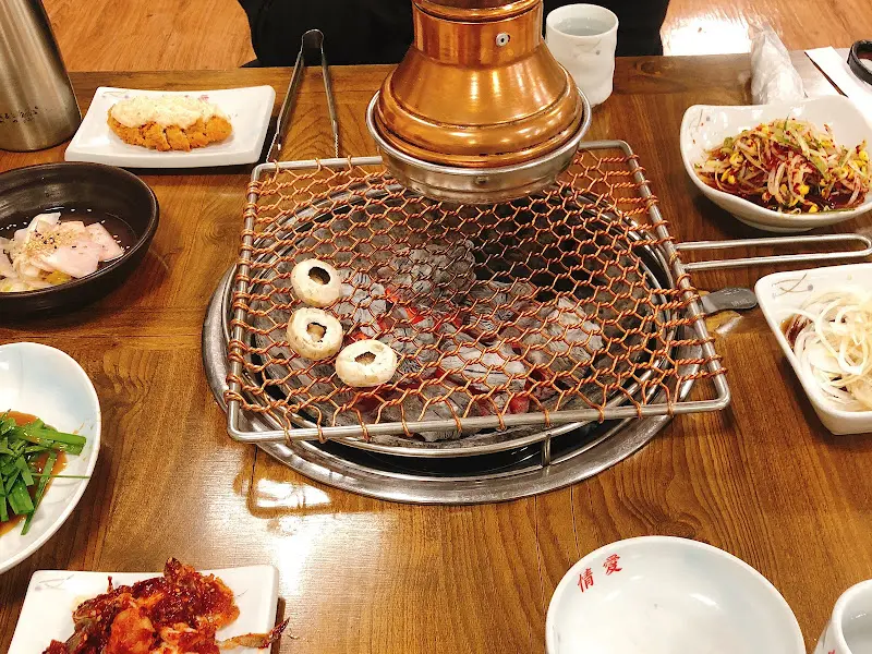 숯불과 함께 차려진 푸짐한 한 상