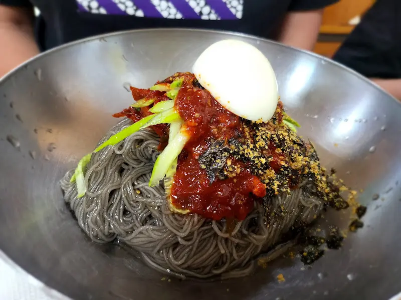 계란과 김가루가 얹어진 물 막국수
