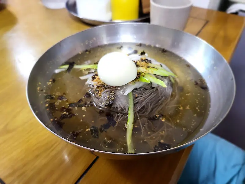 물 막국수에 올려진 김과 계란