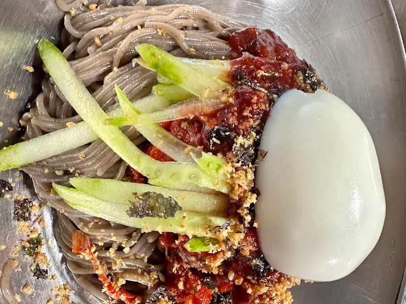 가자미 회 냉면 근접샷