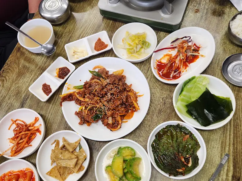 푸짐하게 차려진 음식들