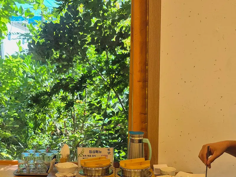 창밖의 푸른 풍경과 테이블 세팅