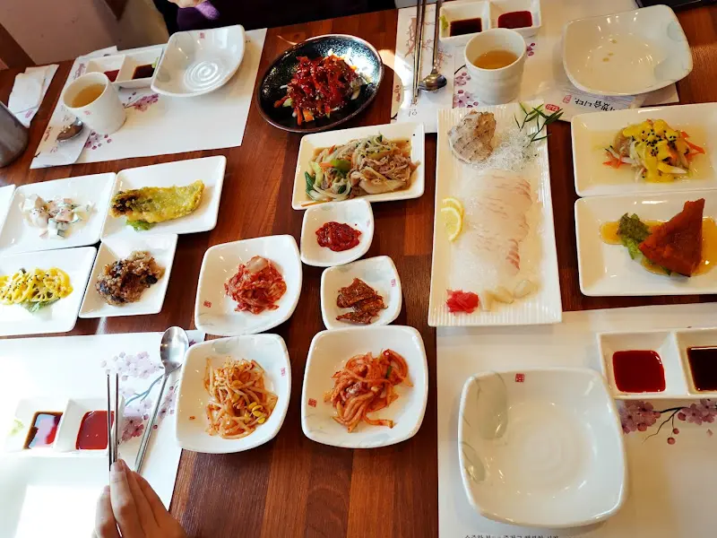 한 상 가득 차려진 모습