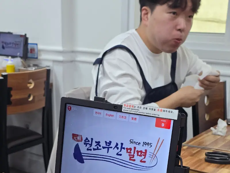 테이블에 설치된 키오스크