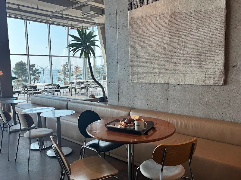 카페 내부 좌석