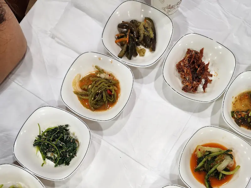 다채로운 밑반찬 퍼레이드