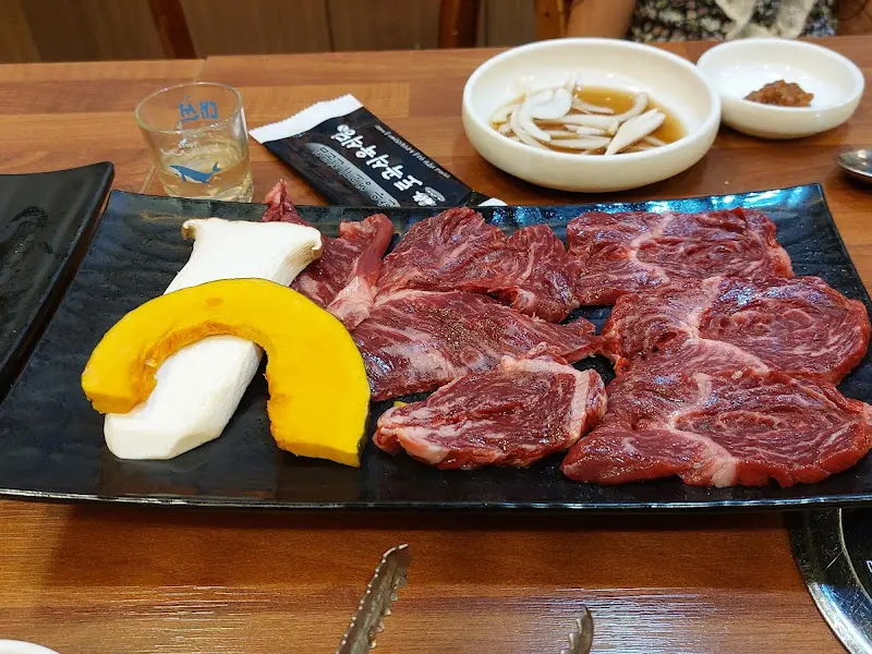 돌판 위에 구워지는 소고기