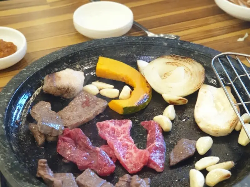 돌판 위에 구워지는 소고기