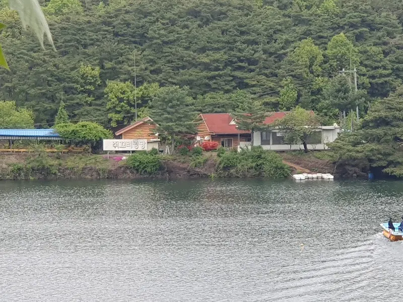 호숫가에 자리 잡은 식당 건물