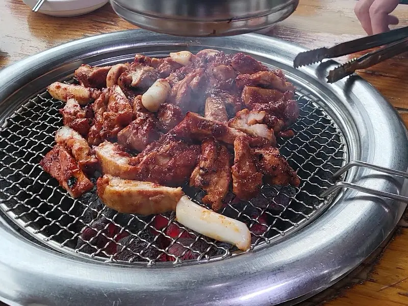 숯불 위에서 맛있게 익어가는 양념 닭갈비