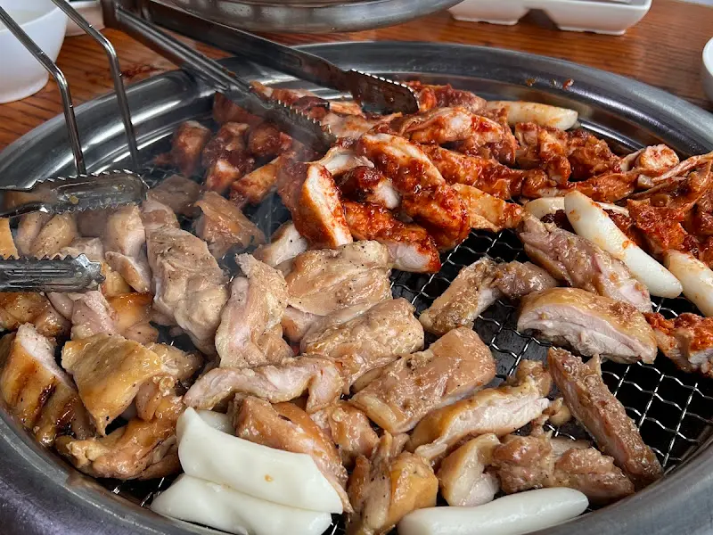 간장 닭갈비와 양념 닭갈비가 함께 구워지는 모습