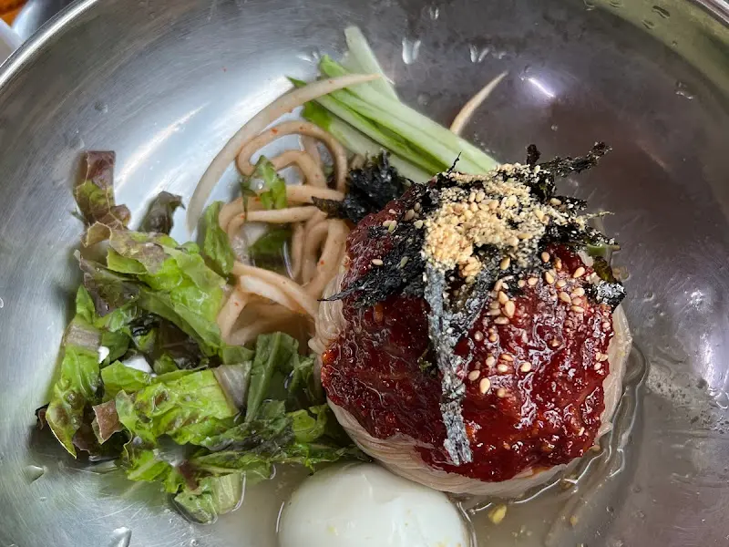 매콤한 양념이 입맛을 돋우는 비빔 막국수