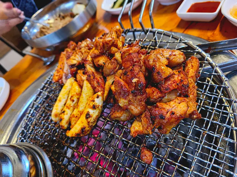 숯불에 맛있게 구워진 닭갈비