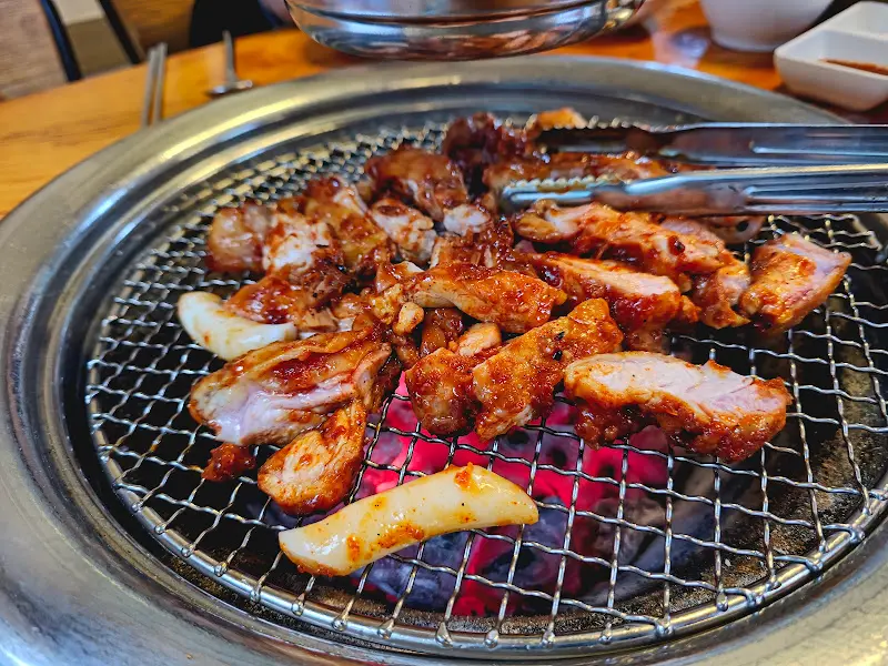 불판 위에서 익어가는 닭갈비