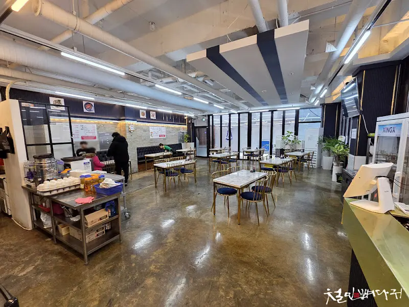 넓고 깔끔한 식당 내부