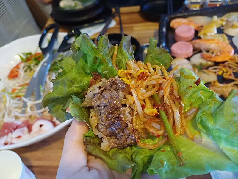 쌈 싸먹는 차돌삼합