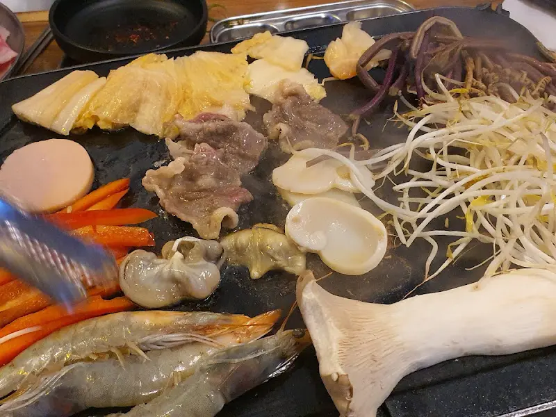 불판 위의 차돌삼합