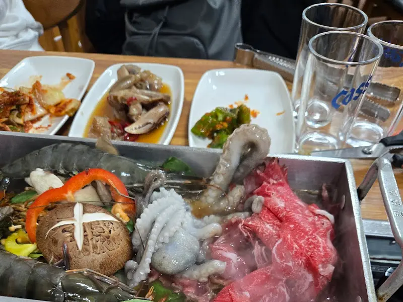 해산물 모듬에 담겨 있는 싱싱한 낙지