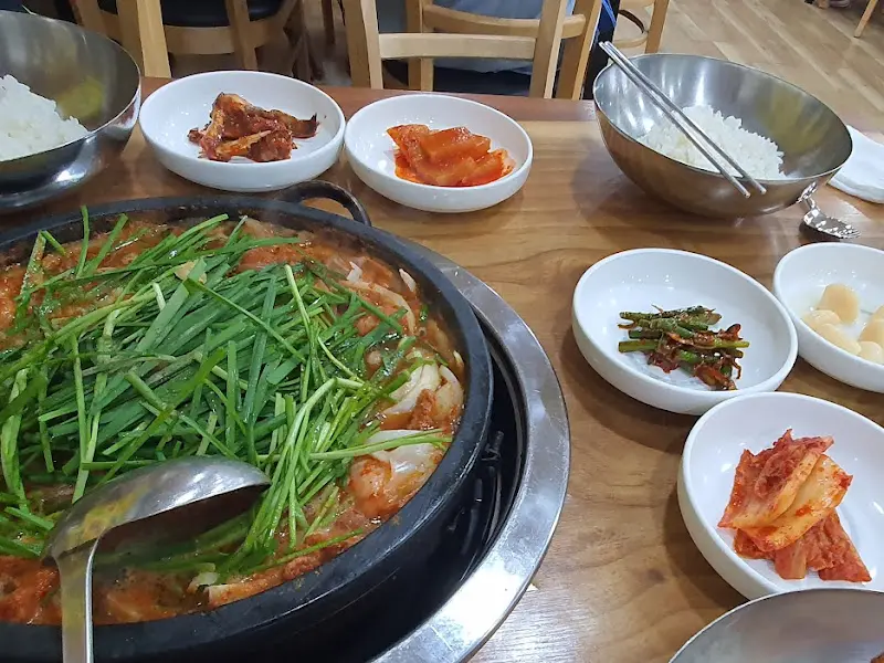 푸짐하게 차려진 소고기+곱창 한 상