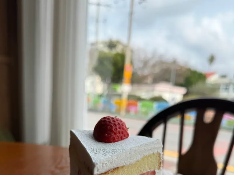 창밖 풍경과 케이크
