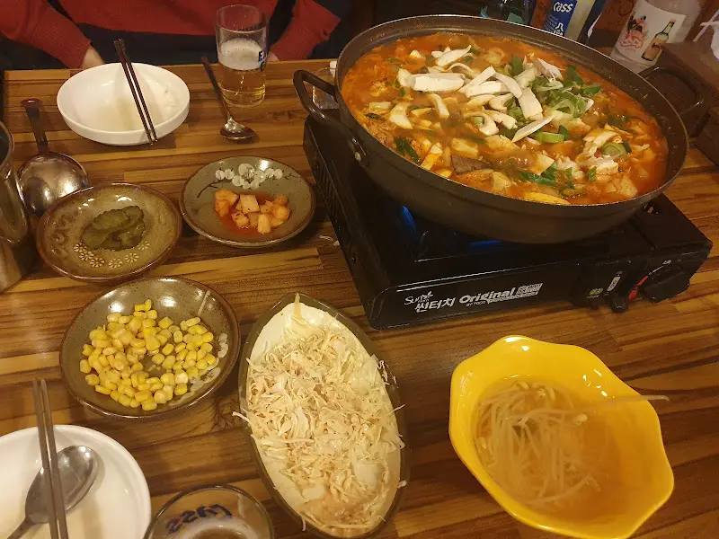 닭도리탕과 다양한 밑반찬