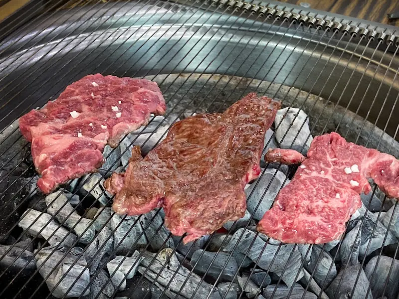 숯불 위에서 익어가는 꽃등심