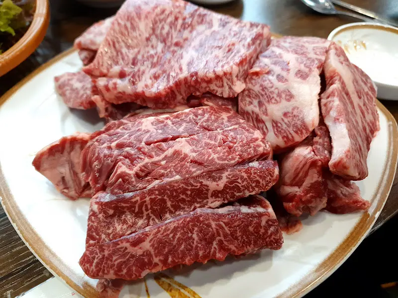 잘 구워진 한우 단면