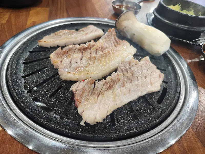 불판 위에서 맛있게 익어가는 삼겹살