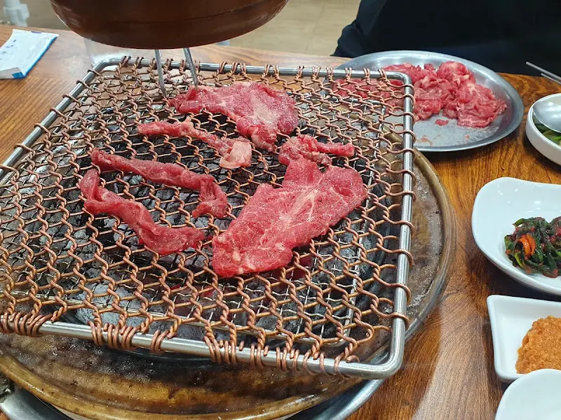 불판 위에서 익어가는 불고기